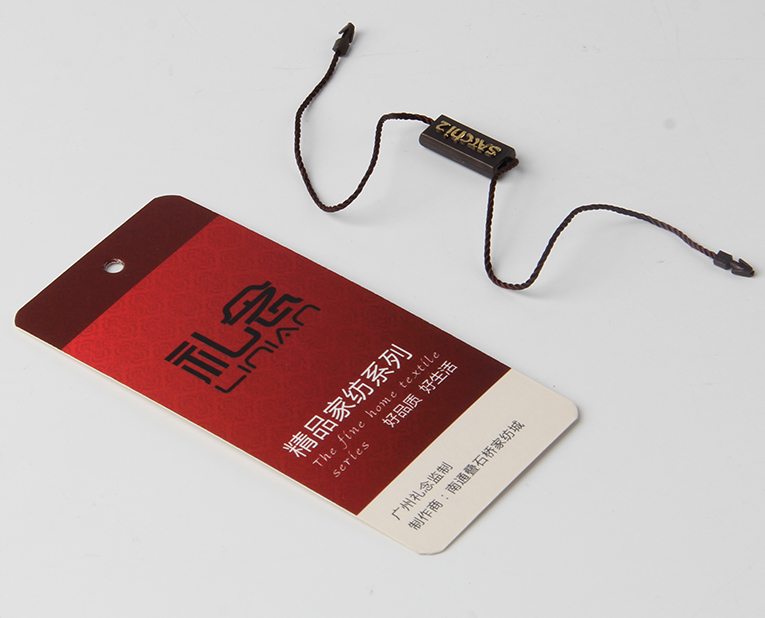 衣服吊牌在定做時出幺蛾子，制造商這樣做不懼怕劃痕
