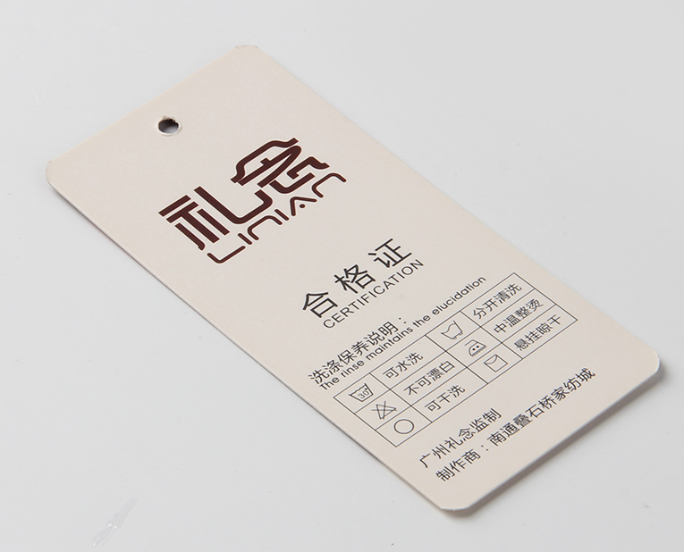 衣服吊牌在定做時出幺蛾子，制造商這樣做不懼怕劃痕