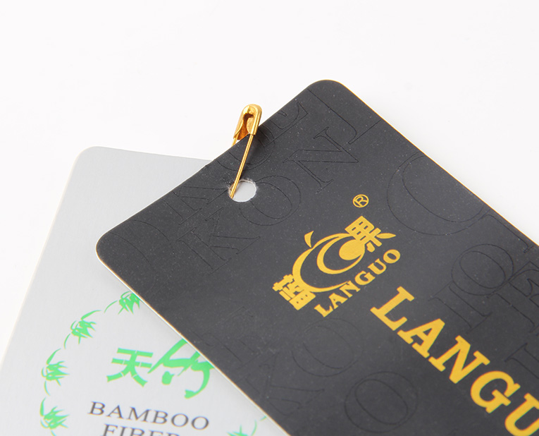 在選擇服裝紙牌定做工藝時，客人并不是最大的